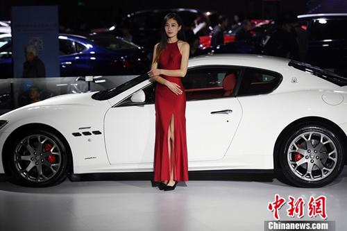 11月9日，2017第14屆中國西南（昆明）國際汽車博覽會(huì)在昆明滇池國際會(huì)展中心開展，市民欣賞了一場汽車盛宴。會(huì)展現(xiàn)場還展出了新能源汽車及機(jī)車。<a target='_blank' href='http://www.chinanews.com/'>中新社</a>記者李進(jìn)紅攝