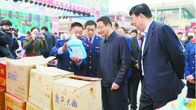 項城市消協(xié)、市工商局舉行國際消費者權(quán)益日宣傳活動