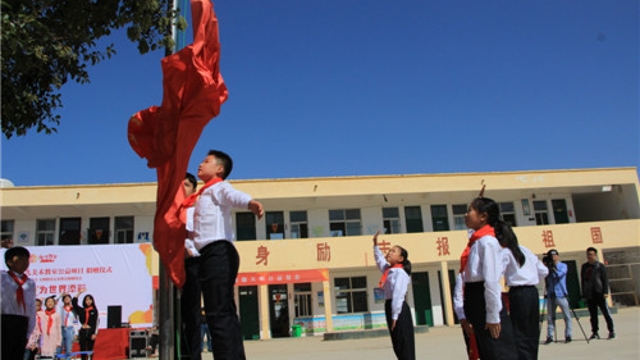 周口留守兒童的國慶節(jié)：敬隊(duì)禮、升國旗