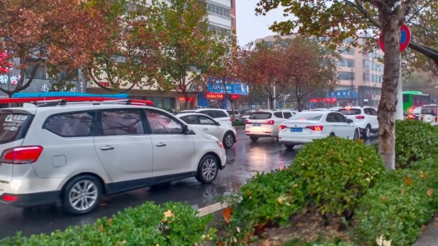 雨中道路擁堵，市民可繞行！