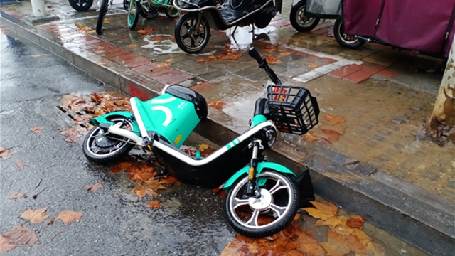 請(qǐng)把車子放好吧！
