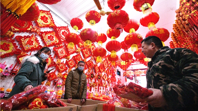 新年到！紅燈籠對(duì)聯(lián)市場(chǎng)俏