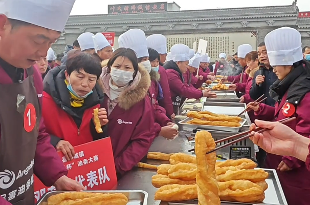 一口酥脆年味濃！鄧城油條大賽燃動新春