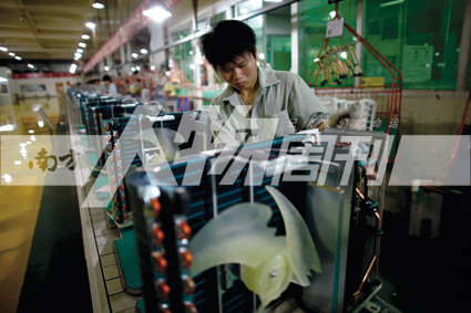 2010年5月10日，珠海格力電器工廠里，工人正在流水線上生產(chǎn)家用空調(diào)（方迎忠）