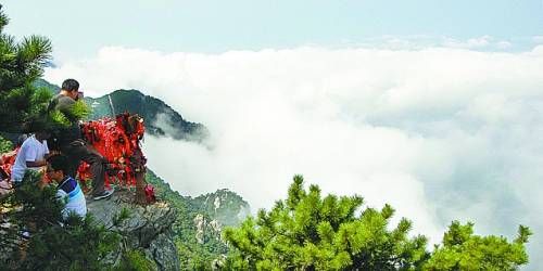  廬山云霧變幻莫測，常常轉(zhuǎn)瞬間便換了模樣。